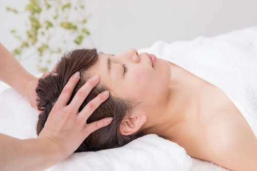 ヘッドスパを良質な眠りにつなげる受け方